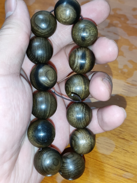 古玩雜項老料,金絲楠陰沉木手串拍賣,當前價格1900元