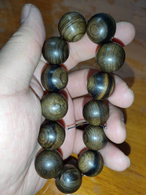 古玩雜項老料,金絲楠陰沉木手串拍賣,當前價格1900元