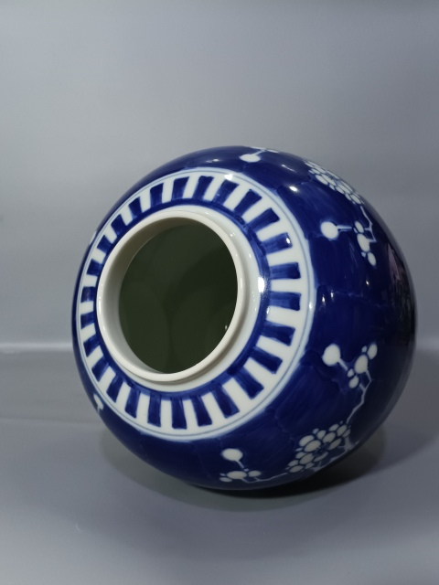古玩陶瓷青花留白冰梅紋罐拍賣,當前價格0元