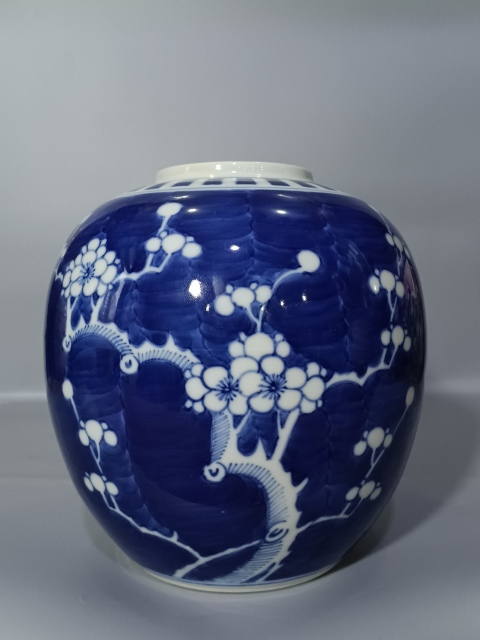 古玩陶瓷青花留白冰梅紋罐拍賣,當前價格0元
