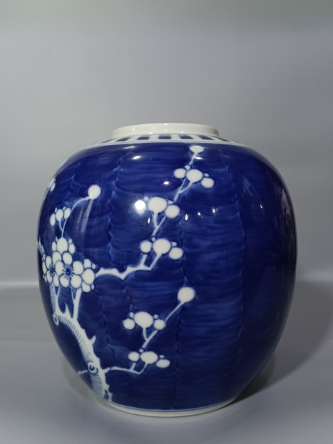 古玩陶瓷青花留白冰梅紋罐拍賣,當前價格0元