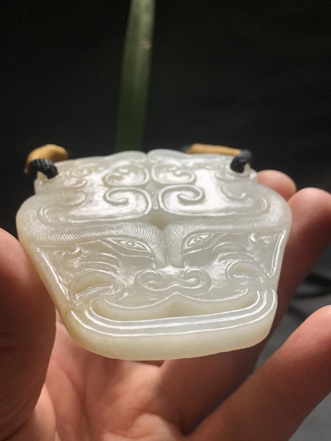 古玩玉器(放漏)清代官造和田玉雕“獸面紋”飾件拍賣,當前價格32000元