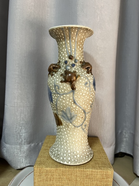古玩陶瓷晚清珍珠地貼塑松鼠葡萄紋觀(guān)音瓶拍賣(mài),當(dāng)前價(jià)格688元
