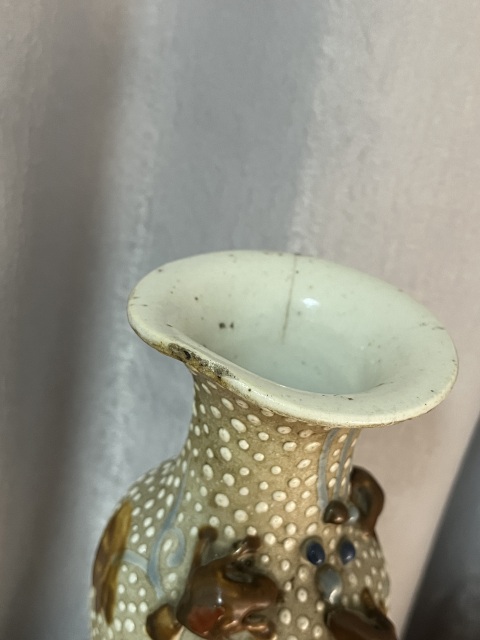 古玩陶瓷晚清珍珠地貼塑松鼠葡萄紋觀(guān)音瓶拍賣(mài),當(dāng)前價(jià)格688元