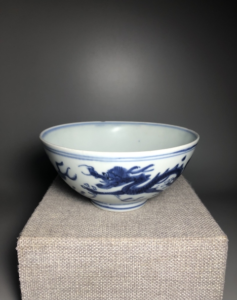 古玩陶瓷明嘉靖,青花趕珠雙龍紋碗拍賣,當前價格10000元