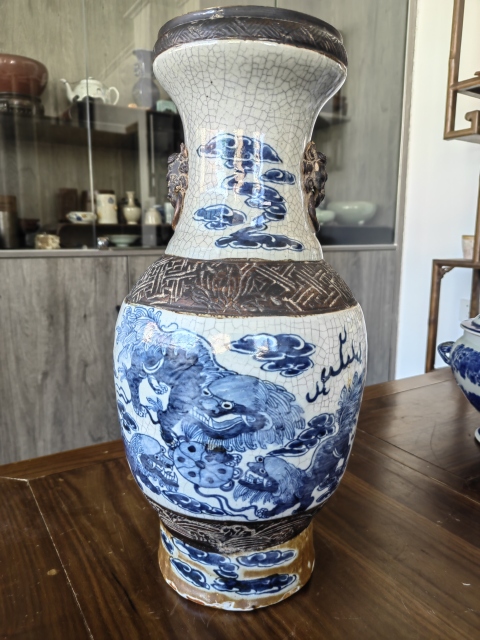 古玩陶瓷道光時期哥釉地鐵銹釉青花獅紋瓶拍賣,當前價格3600元