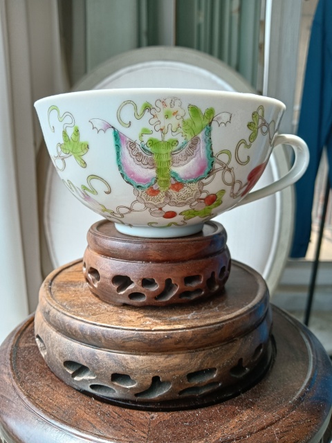 古玩陶瓷粉彩蝴蝶花卉紋手把杯拍賣，當前價格499元