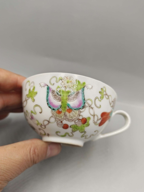 古玩陶瓷粉彩蝴蝶花卉紋手把杯拍賣，當前價格499元