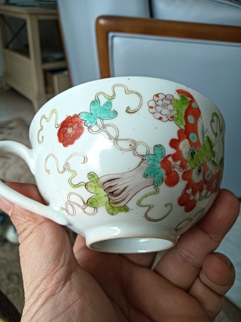 古玩陶瓷粉彩蝴蝶花卉紋手把杯拍賣，當前價格499元