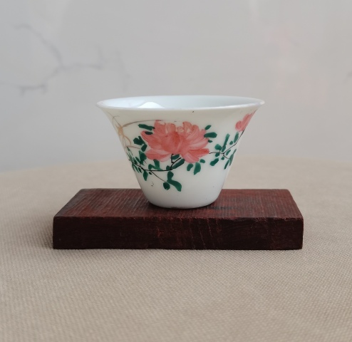 古玩陶瓷粉彩花卉紋馬蹄杯拍賣,當前價格0元