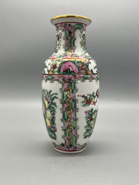 中国清代乾隆年制人物天球花瓶 古董品 年代物 大清乾隆年制青花描金夹洋彩开光山水人物如意纹双凤耳橄榄瓶