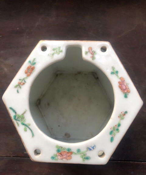 古玩陶瓷精品清晚期細路粉彩六方壺拍賣,當前價格5600元