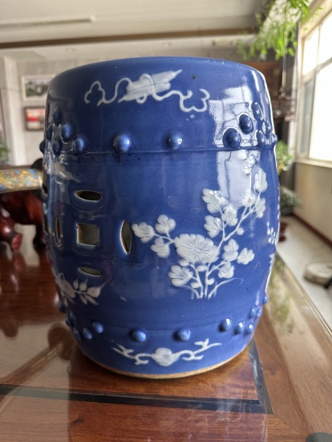 古玩陶瓷藍(lán)釉堆白花卉雜寶鏤空錢紋鼓釘繡墩拍賣,當(dāng)前價格30000元
