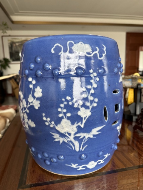 古玩陶瓷藍(lán)釉堆白花卉雜寶鏤空錢紋鼓釘繡墩拍賣,當(dāng)前價格30000元