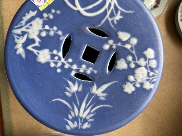 古玩陶瓷藍(lán)釉堆白花卉雜寶鏤空錢紋鼓釘繡墩拍賣,當(dāng)前價格30000元