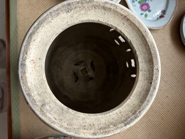古玩陶瓷藍(lán)釉堆白花卉雜寶鏤空錢紋鼓釘繡墩拍賣,當(dāng)前價格30000元