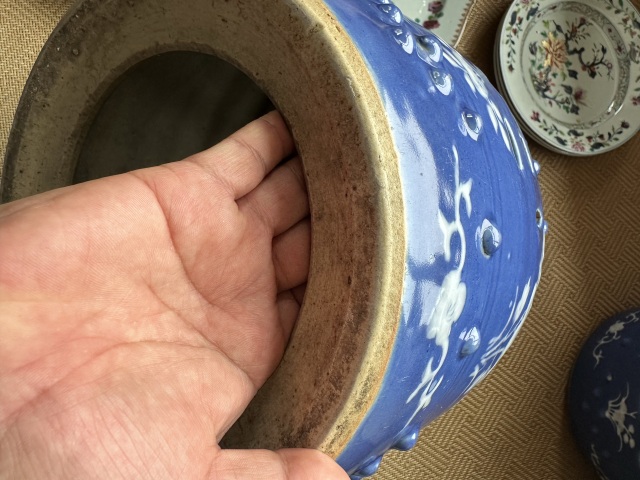 古玩陶瓷藍(lán)釉堆白花卉雜寶鏤空錢紋鼓釘繡墩拍賣,當(dāng)前價格30000元