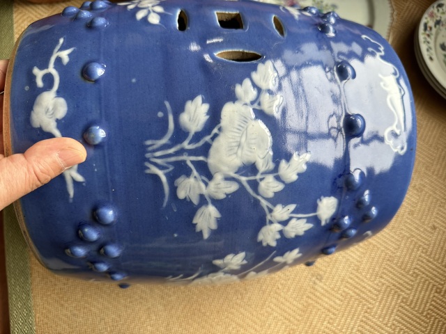 古玩陶瓷藍(lán)釉堆白花卉雜寶鏤空錢紋鼓釘繡墩拍賣,當(dāng)前價格30000元