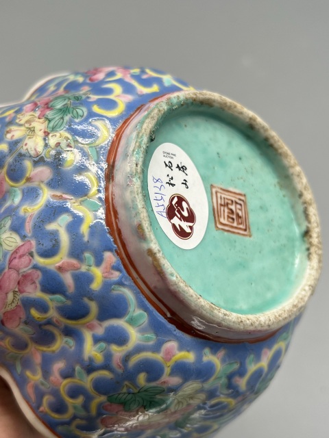 古玩陶瓷清同治寶石藍底粉彩寶相花海棠碗拍賣,當前價格1299元