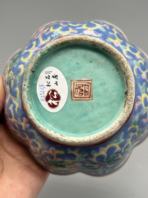 古玩陶瓷清同治寶石藍底粉彩寶相花海棠碗拍賣,當前價格1299元