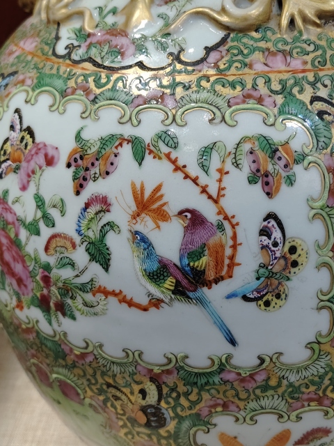 古玩陶瓷人物花鳥蝶紋廣彩瓶拍賣，當前價格12000元