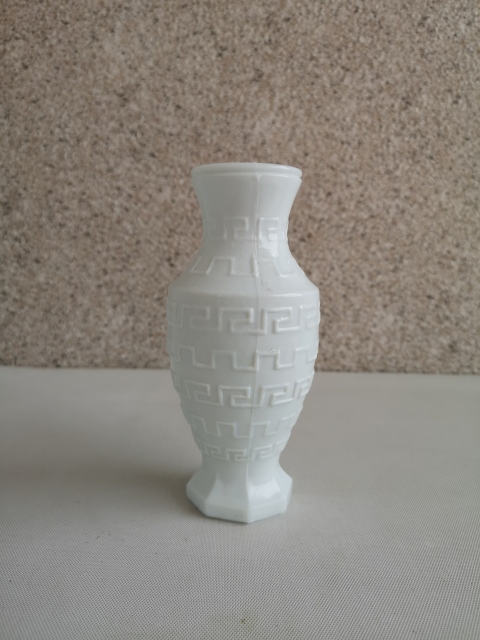 古玩陶瓷白釉印花瓶拍賣,當(dāng)前價(jià)格298元