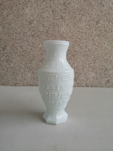 古玩陶瓷白釉印花瓶拍賣,當(dāng)前價(jià)格298元
