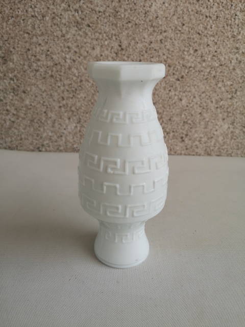 古玩陶瓷白釉印花瓶拍賣,當(dāng)前價(jià)格298元