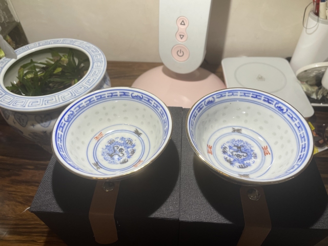 古玩陶瓷創匯.兩只青花礬紅玲瓏大茶園拍賣,當前價格198元