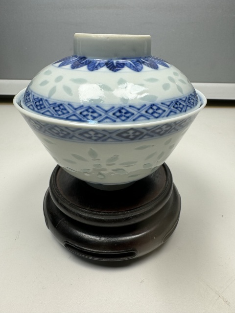 古玩陶瓷青花花卉紋玲瓏瓷蓋碗拍賣，當前價格2600元