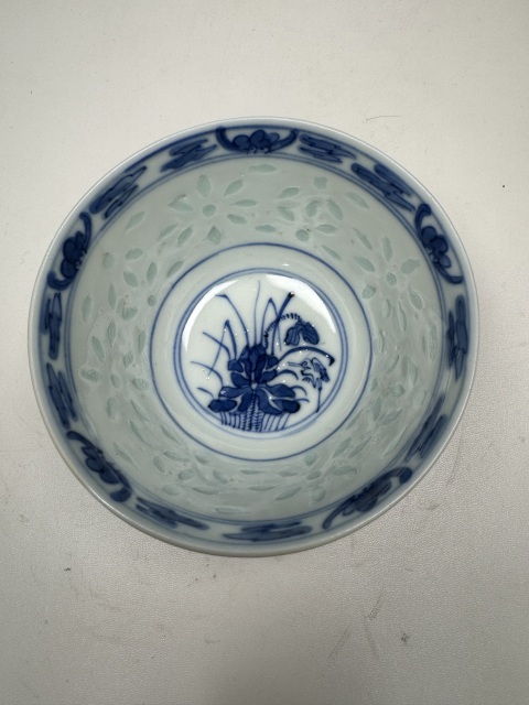 古玩陶瓷青花花卉紋玲瓏瓷蓋碗拍賣，當前價格2600元