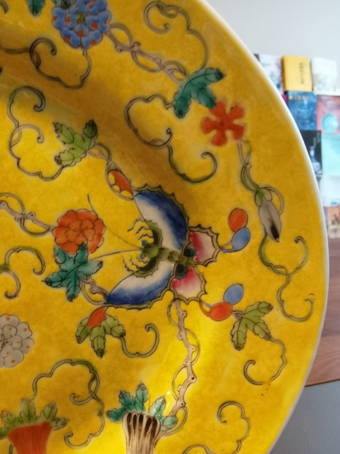 古玩陶瓷33厘米大清乾隆年製官窯款黃地粉彩瓜瓞綿綿圖折沿盤拍賣,當前價格2200元