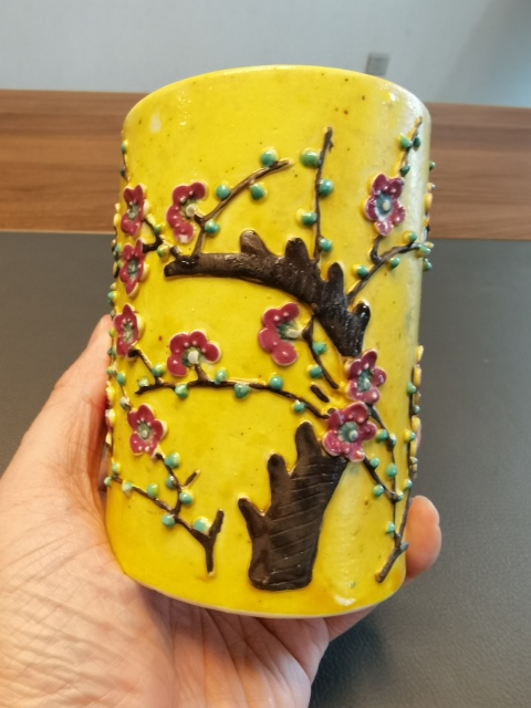 古玩陶瓷晚清黃釉梅花蝶紋筆筒拍賣，當前價格2600元