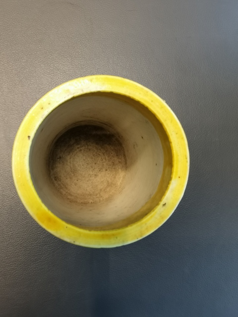 古玩陶瓷晚清黃釉梅花蝶紋筆筒拍賣，當前價格2600元
