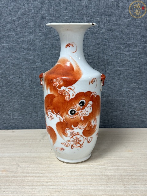 古玩陶瓷民國·周鴻太礬紅黃獅子太師少保紋獸耳銜環(huán)尺瓶拍賣,當(dāng)前價格2980元