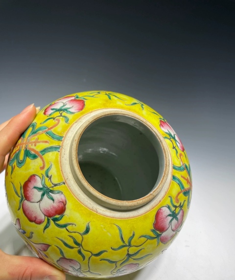 古玩陶瓷清晚期粉彩黃地福壽紋罐拍賣，當前價格4900元