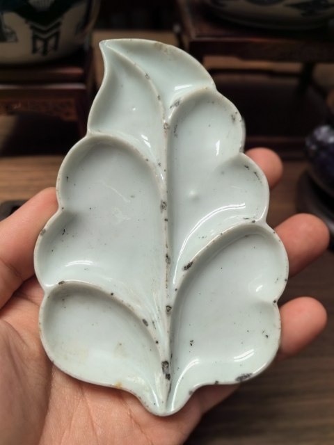 古玩陶瓷清中期白釉仿生瓷樹(shù)葉形筆舔拍賣,當(dāng)前價(jià)格3600元