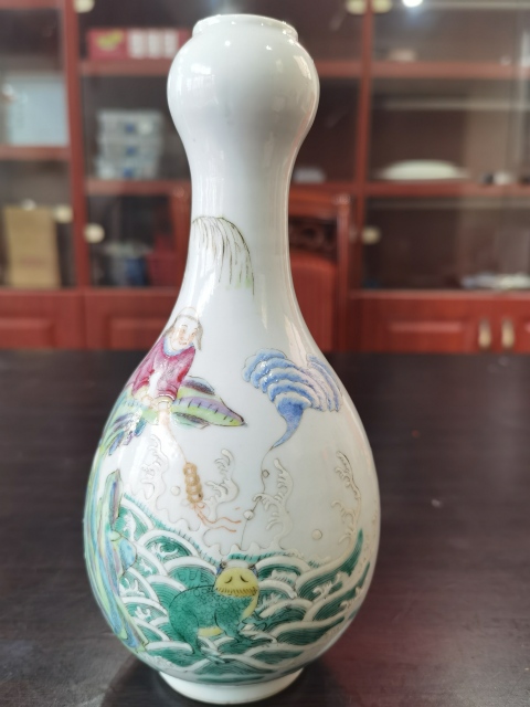 古玩陶瓷粉彩劉海戲金蟾圖蒜頭賞瓶拍賣,當前價格13800元