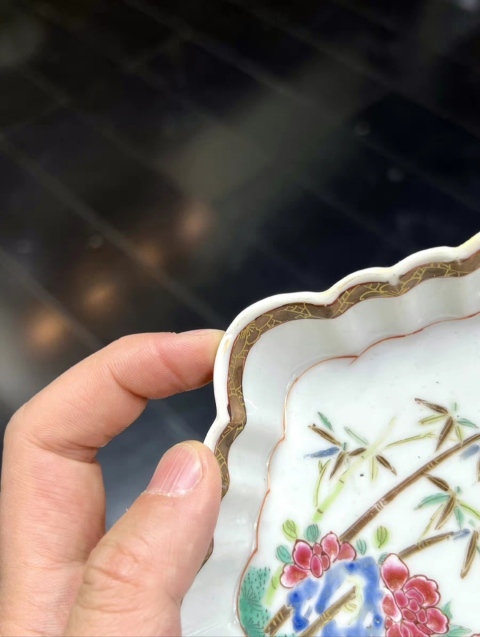 域鉴古玩】雍正粉彩洞石竹林牡丹纹花口六方盘拍卖价格/图片/值多少钱