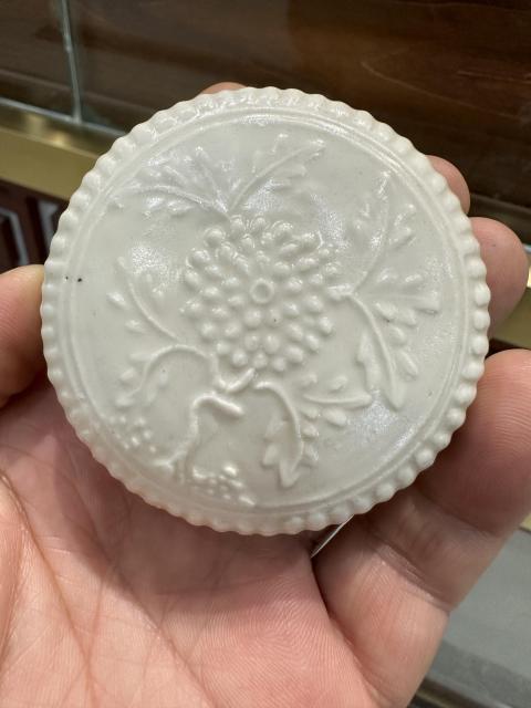 古玩陶瓷白釉印花蓋盒拍賣,當前價格3588元