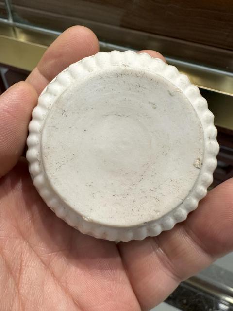古玩陶瓷白釉印花蓋盒拍賣,當前價格3588元