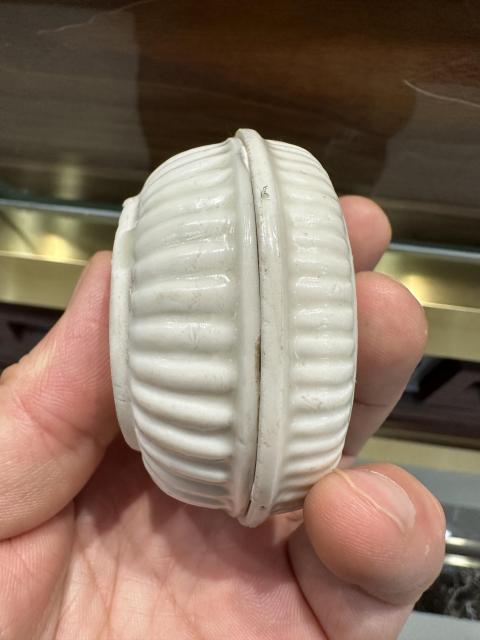 古玩陶瓷白釉印花蓋盒拍賣,當前價格3588元