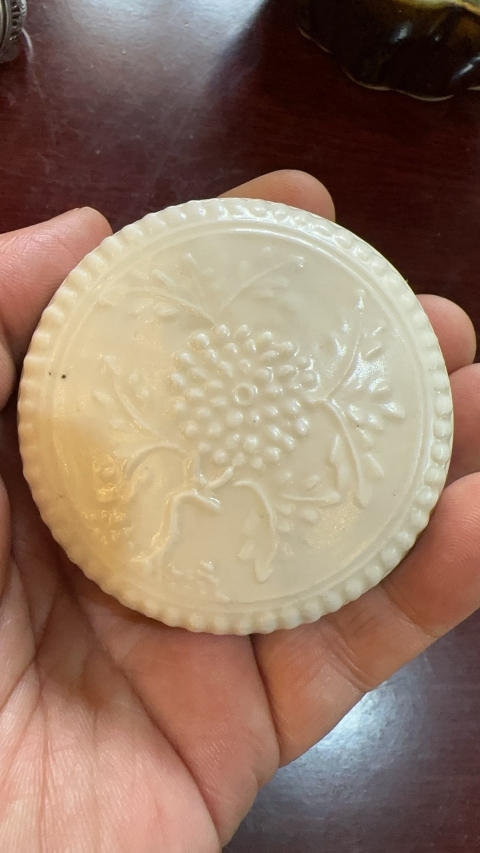 古玩陶瓷白釉印花蓋盒拍賣,當前價格3588元