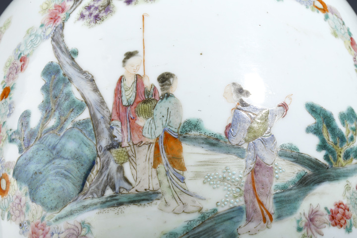 古玩陶瓷·粉彩開窗人物故事紋盤口尊
真品鑒賞圖