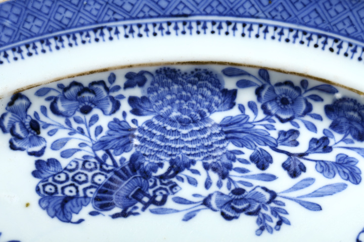古玩陶瓷清中·青花八寶花卉紋橢圓盤
真品鑒賞圖