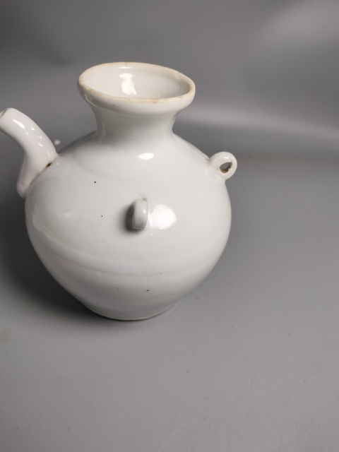 古玩陶瓷清末白釉三系執壺拍賣，當前價格298元