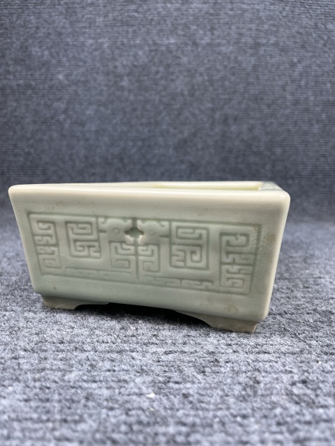 古玩陶瓷粉青釉刻花紋四方水仙盆拍賣,當前價格5888元