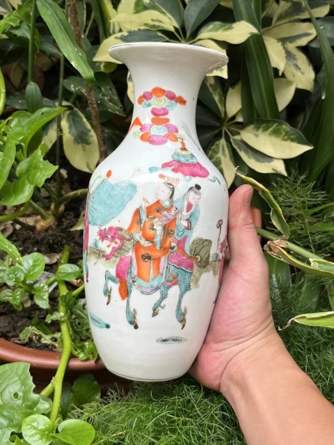 古玩陶瓷粉彩麒麟送子圖撇口瓶拍賣，當前價格5800元