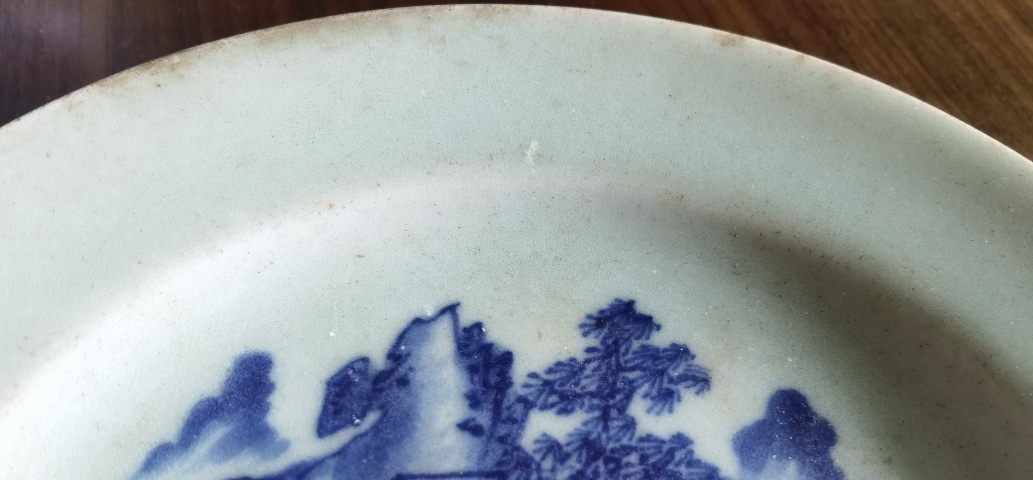 古玩陶瓷清中期豆青青花山水人物紋盤真品鑒賞圖