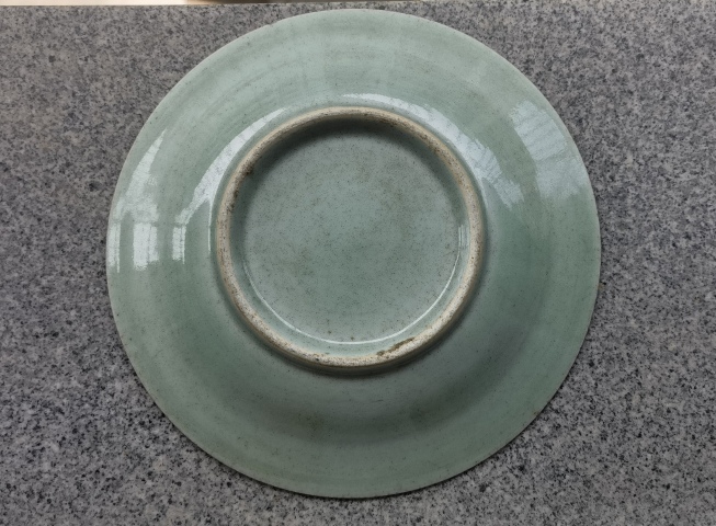 古玩陶瓷清中期豆青青花山水人物紋盤真品鑒賞圖